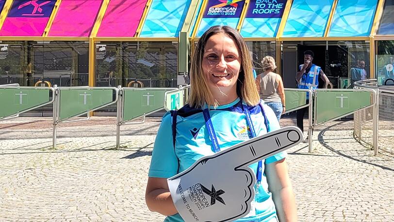Nina steht am Eingang West der Olympiahalle und muss Besuchern den Weg erklären.