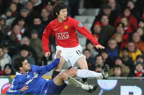 Ballack am Boden: Der DFB-Kapitän im Zweikampf mit ManUs Ji-Sung Park. Chelsea verlor mit 0:3.