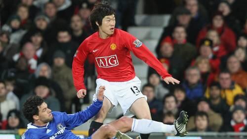 Ballack am Boden: Der DFB-Kapitän im Zweikampf mit ManUs Ji-Sung Park. Chelsea verlor mit 0:3. Ballack am Boden: Der DFB-Kapitän im Zweikampf mit ManUs Ji-Sung Park. Chelsea verlor mit 0:3.