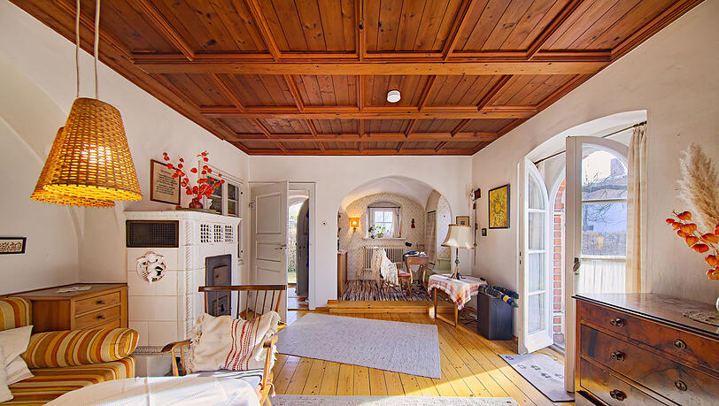 Rißheimerstr. 15 in Obermenzing: In dem Architektenhaus im Landhausstil von 1927 sind viele originale Elemente erhalten, etwa die Wohnstube mit historischer Kassettendecke.