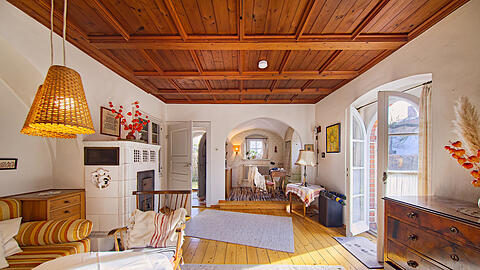 Rißheimerstr. 15 in Obermenzing: In dem Architektenhaus im Landhausstil von 1927 sind viele originale Elemente erhalten, etwa die Wohnstube mit historischer Kassettendecke.