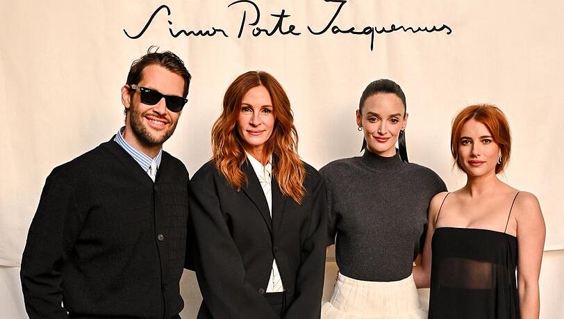 Designer Simon Porte Jacquemus, Julia Roberts, Schauspielerin Charlotte Le Bon und Emma Roberts (v.l.) posierten bei einem Boathouse-Event für die Fotografen.