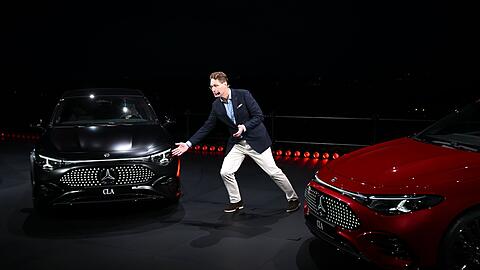 Bringt der neue vollelektrische CLA - hier bei der Vorstellung durch Mercedes-Chef Ola Källenius - die Wende bei den E-Auto-Verkäufen der Schwaben? (Archivbild)