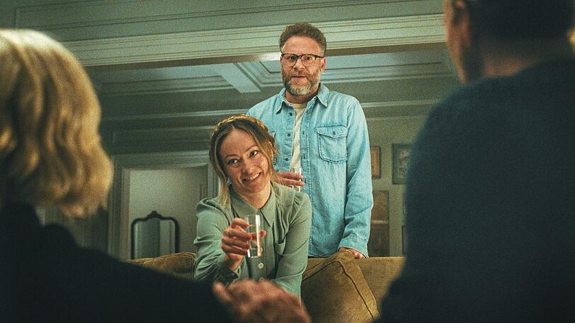 Szene aus "The Invite": Angela (Olivia Wilde) und Joe (Seth Rogen) haben Probleme mit sich selbst und Probleme mit ihren Nachbarn. Szene aus "The Invite": Angela (Olivia Wilde) und Joe (Seth Rogen) haben Probleme mit sich selbst und Probleme mit ihren Nachbarn.