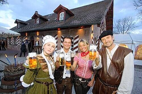 Stoßen auf schmackhafte Zeiten an: Das Gastro-Ehepaar Rene und Susi Emmert (Mitte) mit Elisabeth von Tucher (Sabine Peters) und Bierkieser (Bierpruefer Berndt Krause) vor dem Tucherhof.
