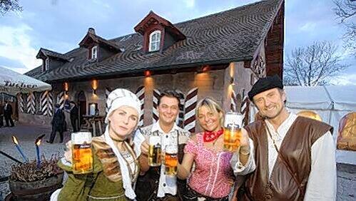 Stoßen auf schmackhafte Zeiten an: Das Gastro-Ehepaar Rene und Susi Emmert (Mitte) mit Elisabeth von Tucher (Sabine Peters) und Bierkieser (Bierpruefer Berndt Krause) vor dem Tucherhof. Stoßen auf schmackhafte Zeiten an: Das Gastro-Ehepaar Rene und Susi Emmert (Mitte) mit Elisabeth von Tucher (Sabine Peters) und Bierkieser (Bierpruefer Berndt Krause) vor dem Tucherhof.