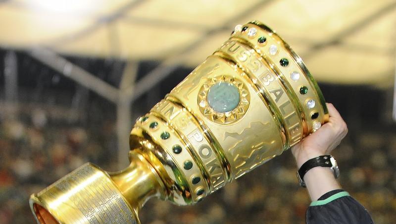 Das Objekt der Begierde: Der DFB-Pokal. Das Objekt der Begierde: Der DFB-Pokal.