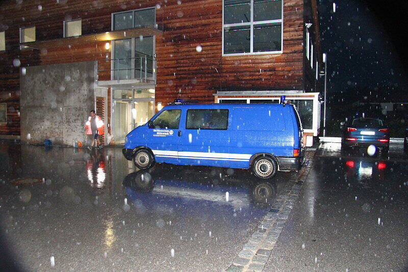 Land unter im Landkreis Rosenheim. Die Bilder von den Aufräumarbeiten in Riedering.