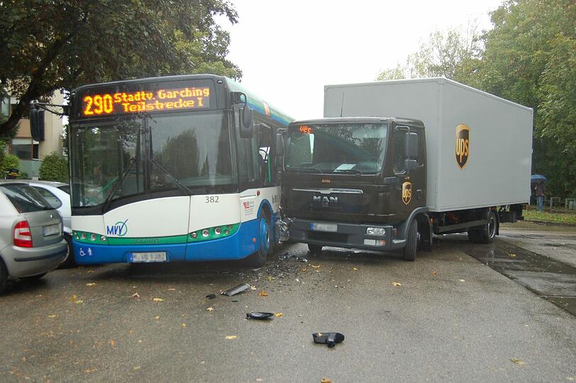Ein Lkw-Fahrer hat einen Linienbus übersehen, da kam es in Garching zum Crash