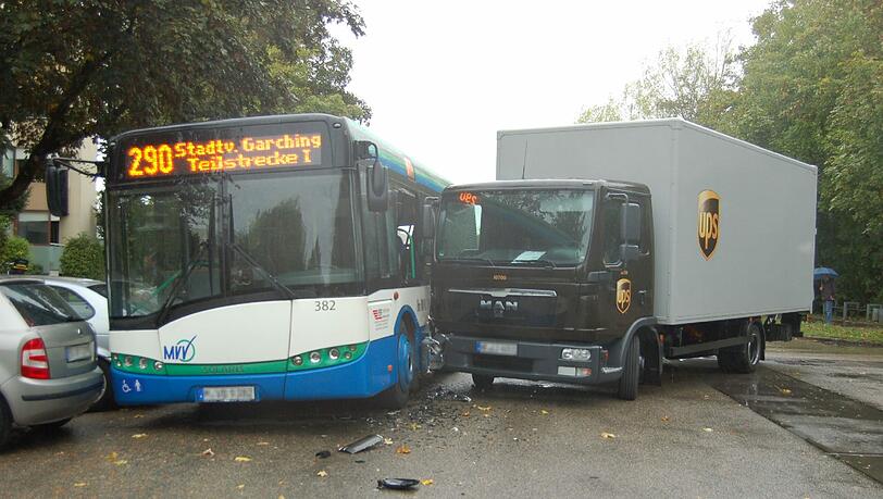 Ein Lkw-Fahrer hat einen Linienbus übersehen, da kam es in Garching zum Crash Ein Lkw-Fahrer hat einen Linienbus übersehen, da kam es in Garching zum Crash