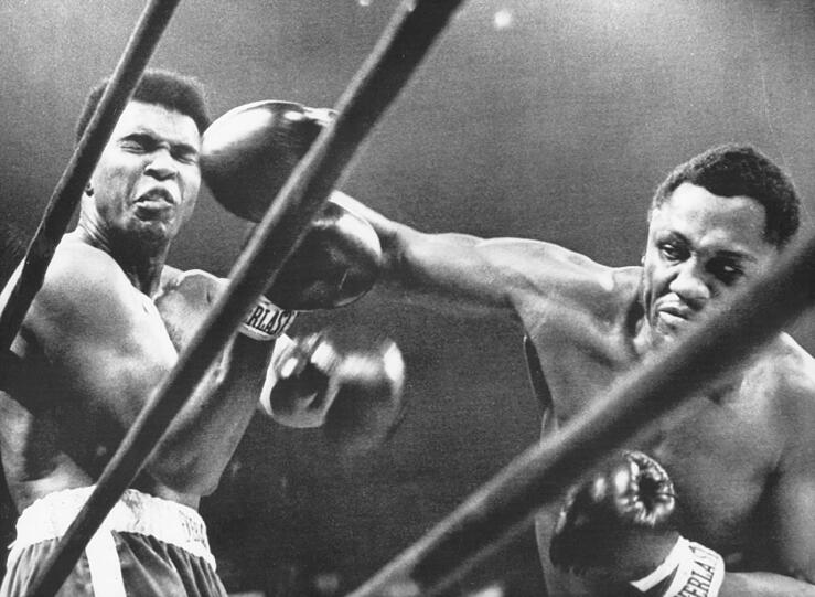 er Fight im Madison Square Garden stellte in Sachen Show alles 
in den Schatten, was das Boxen bis dahin zu bieten gehabt hatte. Am 
Ring tummelte sich die Prominenz. Der Kampf des Nonkonformisten und 
Vietnam-Verweigerers Ali gegen den &bdquo;weißen&ldquo; Schwarzen Frazier hatte 
aber auch eine tiefere Bedeutung. Für die ohnehin gespaltene Nation 
war er eine weitere Belastungsprobe. In vielen Städten der USA kam 
es am Abend des Kampfes zu Ausschreitungen.