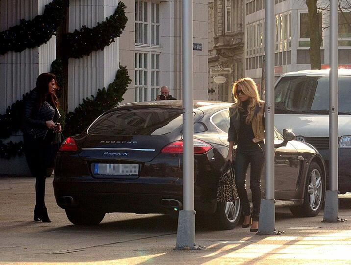 Sylvie van der Vaart geht mit ihrer Freundin Sabia Boulahrouz durch Hamburg spazieren.