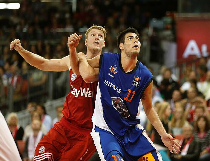 Christian Standhardinger im Spiel gegen die Bayern-Basketballer.
