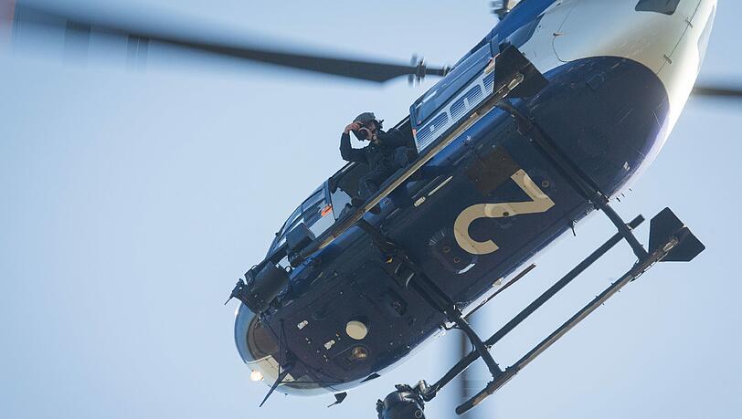 Die Frau aus Garching inszenierte unter anderem eine Entführung. Mit einem Polizeihubschrauber suchten die Einsatzkräfte damals ein Waldgebiet ab. Die Frau aus Garching inszenierte unter anderem eine Entführung. Mit einem Polizeihubschrauber suchten die Einsatzkräfte damals ein Waldgebiet ab.