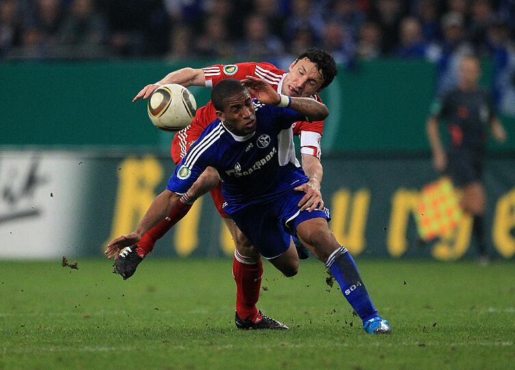 Dann fasste sich Mark van Bommels Landsmann Arjen Robben ein Herz, düpierte mit einem sehenswerten Sololauf die Schalke-Abwehr und schoss die Bayern ins Finale,
