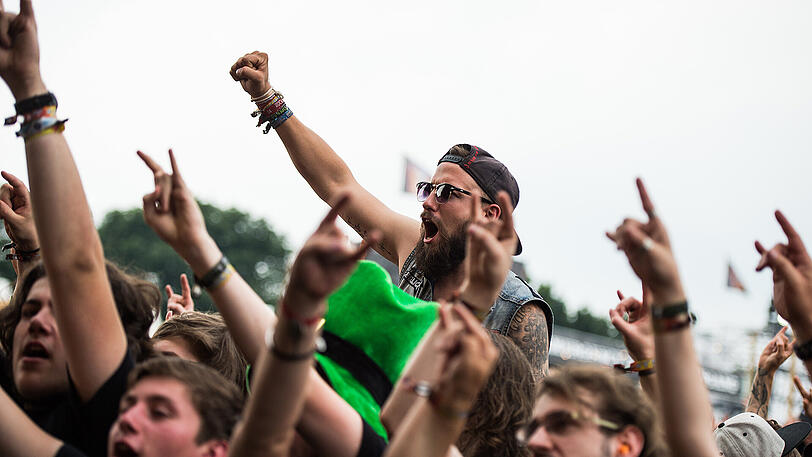 Das Wacken-Festival ist eröffnet. Die Bilder von Bier, Matsch und Fans.