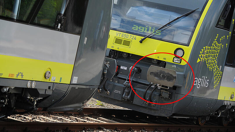 Auf dem Puffer (rot eingekreist) einer solchen Agilis-Bahn fuhr der 21-Jährige. (Archivbild)