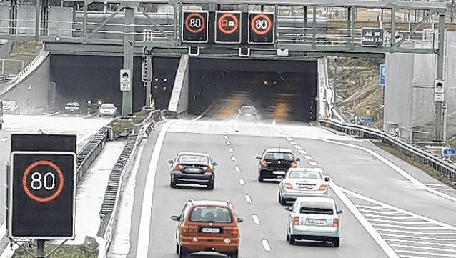 Nervige Engstelle mit Dauerstau und Blockabfertigung: Der Allacher Tunnel. Nervige Engstelle mit Dauerstau und Blockabfertigung: Der Allacher Tunnel.