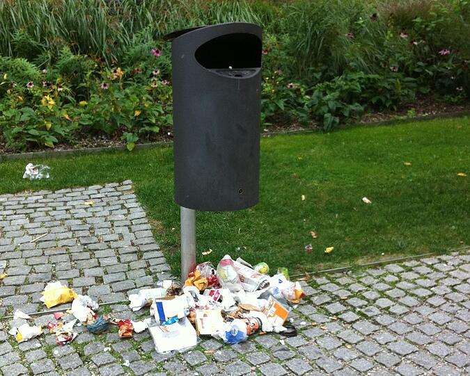 Der Müll am Rundfunkplatz - am Boden neben dem Eimer.