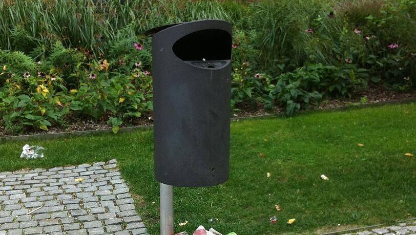 Der Müll am Rundfunkplatz - am Boden neben dem Eimer. Der Müll am Rundfunkplatz - am Boden neben dem Eimer.