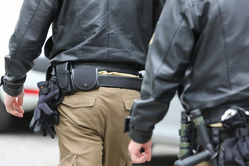 SEK-Einsatz! Polizei findet nach Waffen-Kontrolle Toten in der Holzstraße. Die Bilder vom Einsatz...