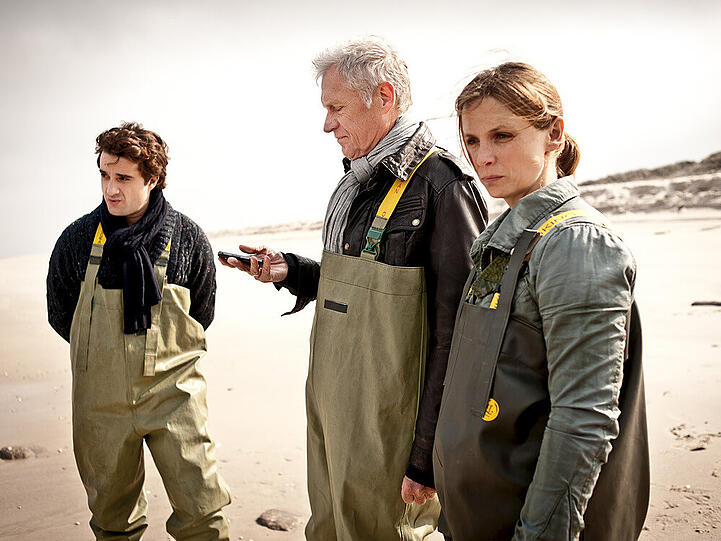 "Nord Nord Mord": Hinnerk Feldmann (l.), Theo Clüver (r.) und Ina Behrendsen ermitteln auf Sylt
