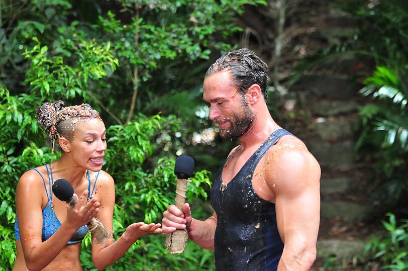 Gisele holt vier Sterne, während Bastian keine einzige Essensration greifen kann.