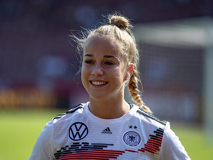 Deutschlands Giulia Gwinn lächelt auf dem Trainingsplatz. Foto: David Inderlied/dpa/Archivbild