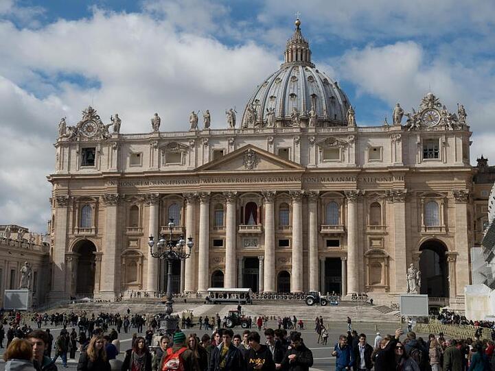 Blick auf den Petersdom im Vatikan: Bei dem neuen Finanzskandal geht es unter anderem um Gelder aus dem sogenannten Peterspfennig - einer Kollekte, die jedes Jahr in den Kirchen weltweit für den Papst gesammelt wird.