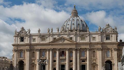 Blick auf den Petersdom im Vatikan: Bei dem neuen Finanzskandal geht es unter anderem um Gelder aus dem sogenannten Peterspfennig - einer Kollekte, die jedes Jahr in den Kirchen weltweit für den Papst gesammelt wird.