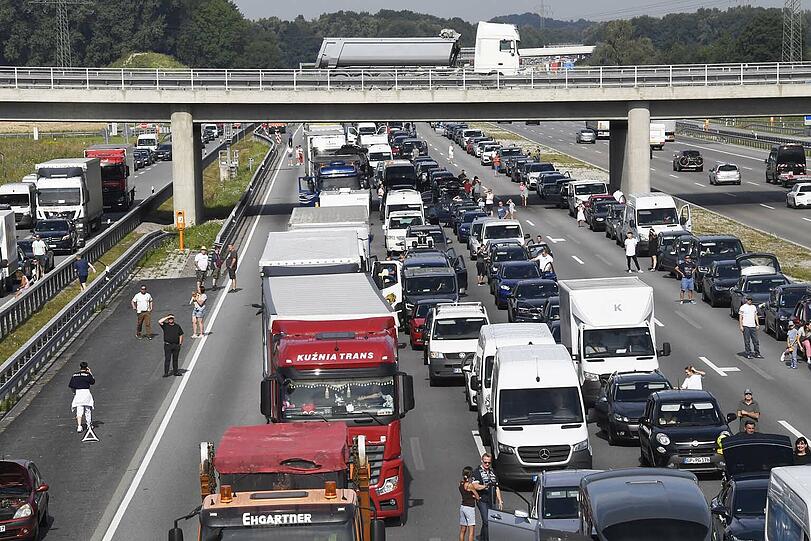 Die Richtungsfahrbahn Salzburg musste für über eine Stunde komplett gesperrt werden.