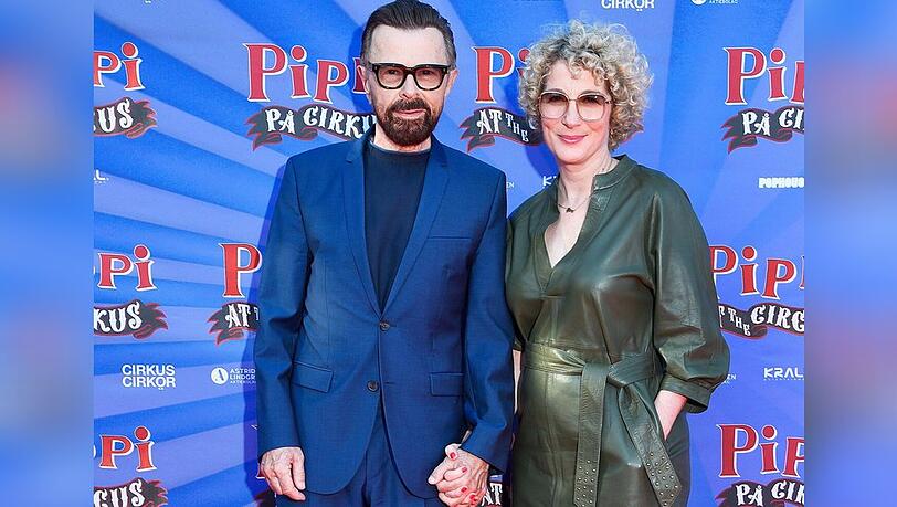 Björn Ulvaeus und seine neue Partnerin Christina auf dem roten Teppich in Stockholm.