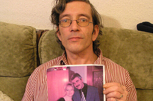 Ex-Mann Hans-Jürgen (mit Bild des neuen Paares) machte Annette das Leben schwer.