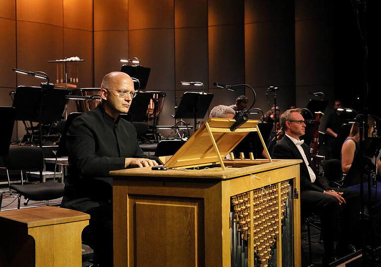 Hansjörg Albrecht an der Orgel.