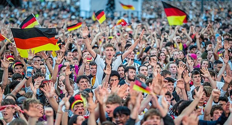 Friede, Freude, Fahnenmeer: Die Euphorie hat die Fans erfasst.