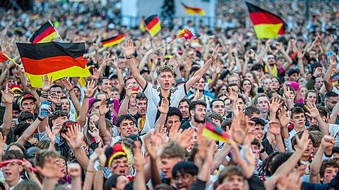 Friede, Freude, Fahnenmeer: Die Euphorie hat die Fans erfasst.