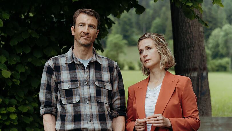 Hans Gruber (Heiko Ruprecht) und Julia Andermatt (Nathalie Schott) in einer Szene der erste Folge der 19. Staffel der Fernsehreihe "Der Bergdoktor" (undatierte Filmszene).