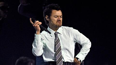 So standfest wie noch hier bei seinem Auftritt bei den Brit Awards war Harry Styles in Mexiko-Stadt nicht.