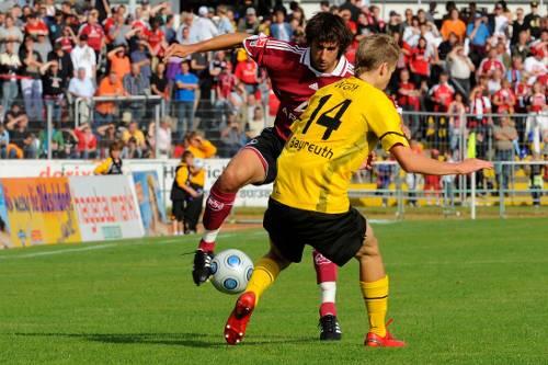 Spielfreudig trotz schwerer Beine: Neuzugang Thomas Broich, hier im Zweikampf mit dem Bayreuther Chris Wolf (Nr. 14), bei seiner Premiere im Club-Trikot.