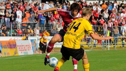 Spielfreudig trotz schwerer Beine: Neuzugang Thomas Broich, hier im Zweikampf mit dem Bayreuther Chris Wolf (Nr. 14), bei seiner Premiere im Club-Trikot. Spielfreudig trotz schwerer Beine: Neuzugang Thomas Broich, hier im Zweikampf mit dem Bayreuther Chris Wolf (Nr. 14), bei seiner Premiere im Club-Trikot.