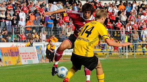 Spielfreudig trotz schwerer Beine: Neuzugang Thomas Broich, hier im Zweikampf mit dem Bayreuther Chris Wolf (Nr. 14), bei seiner Premiere im Club-Trikot.