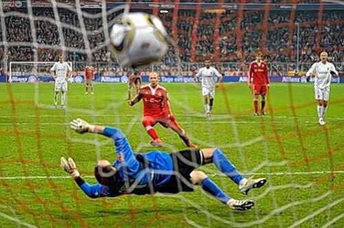&bdquo;Ich will hier eine wichtige Rolle spielen und Verantwortung übernehmen.&ldquo; Macht er. Arjen Robben hämmert den Elfmeter zum 2:1 gegen Freiburg ins Netz (83.).