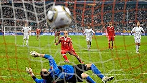 „Ich will hier eine wichtige Rolle spielen und Verantwortung übernehmen.“ Macht er. Arjen Robben hämmert den Elfmeter zum 2:1 gegen Freiburg ins Netz (83.). „Ich will hier eine wichtige Rolle spielen und Verantwortung übernehmen.“ Macht er. Arjen Robben hämmert den Elfmeter zum 2:1 gegen Freiburg ins Netz (83.).