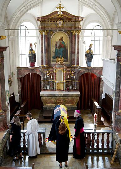 Der mit der Familienfahne bedeckte Sarg von Otto von Habsburg steht mit einem Ehrenspalier der Schützenkompanie Zirl aus Österreich, in der Sankt-Ulrichs-Kirche in Pöcking am Starnberger See, aufgebahrt am Altar.