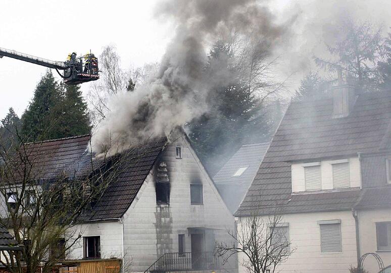 Eine Doppelhaushälfte in Aachen steht in Flammen. Drei kleine Kinder sterben in dem Inferno. Die Bilder vom Löscheinsatz.