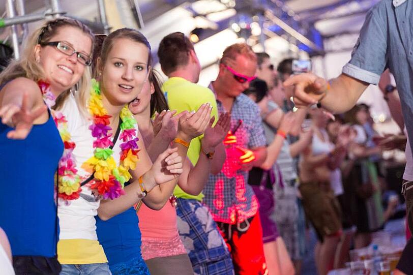 Dirndl und Lederhosen am kroatischen Strand: Bilder von der wilden Springbreak Wiesn-Party zum Durchklicken!