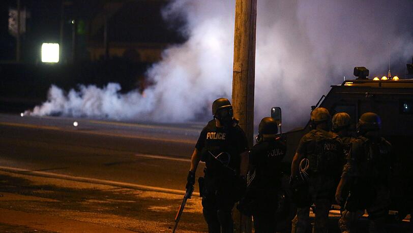 Polizisten in Ferguson sind in Alarmbereitschaft. Polizisten in Ferguson sind in Alarmbereitschaft.