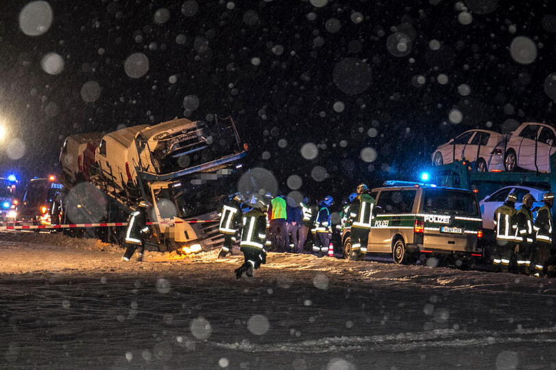 Ein Autotransporter rutscht aufgrund der schneeglatten Fahrbahn in den Graben