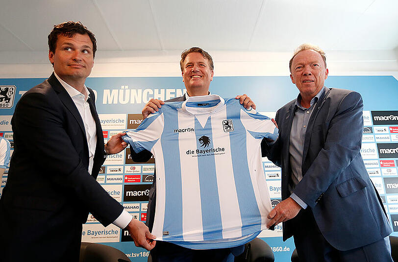 Und so sieht es aus, das neue Löwen-Trikot inklusive Schriftzug und Wappen des neuen Hauptsponsors! Dominik Scherf (Teamleiter von 1860-Vermarkter Infront), Martin Gräfer (Vorstand Die Bayerische) und Peter Cassalette (Präsident TSV 1860) präsentieren das neue Jersey.