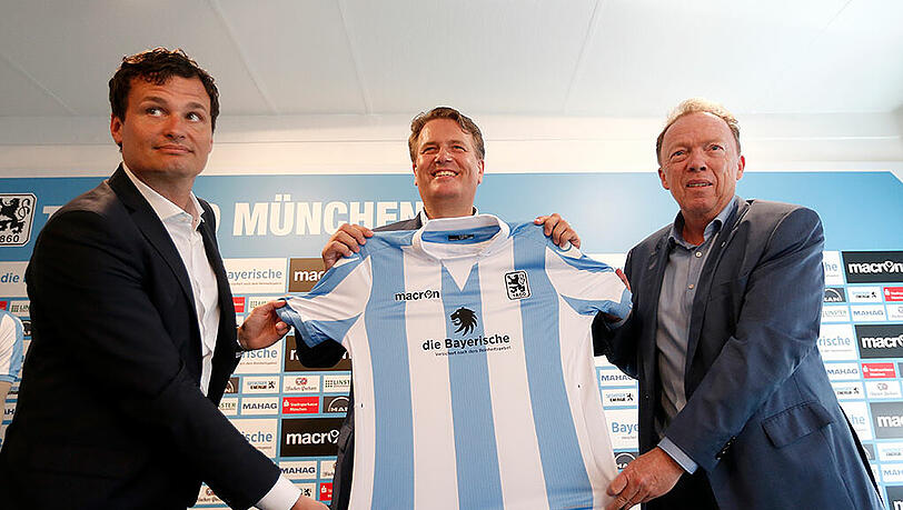 Und so sieht es aus, das neue Löwen-Trikot inklusive Schriftzug und Wappen des neuen Hauptsponsors! Dominik Scherf (Teamleiter von 1860-Vermarkter Infront), Martin Gräfer (Vorstand Die Bayerische) und Peter Cassalette (Präsident TSV 1860) präsentieren das neue Jersey. Und so sieht es aus, das neue Löwen-Trikot inklusive Schriftzug und Wappen des neuen Hauptsponsors! Dominik Scherf (Teamleiter von 1860-Vermarkter Infront), Martin Gräfer (Vorstand Die Bayerische) und Peter Cassalette (Präsident TSV 1860) präsentieren das neue Jersey.